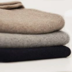 We Norwegians Blefjell Cashmere Crewneck Men Grey Melange 10 We Norwegians Blefjell Cashmere Crewneck Men Grey Melange -We Norwegians Shop Mens Side Corner fdec88f8 c909 4869 a9f1 ac23653960fb 2400x