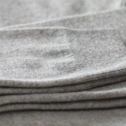 We Norwegians Blefjell Cashmere Crewneck Men Grey Melange 9 We Norwegians Blefjell Cashmere Crewneck Men Grey Melange -We Norwegians Shop Mens grey detail 2400x